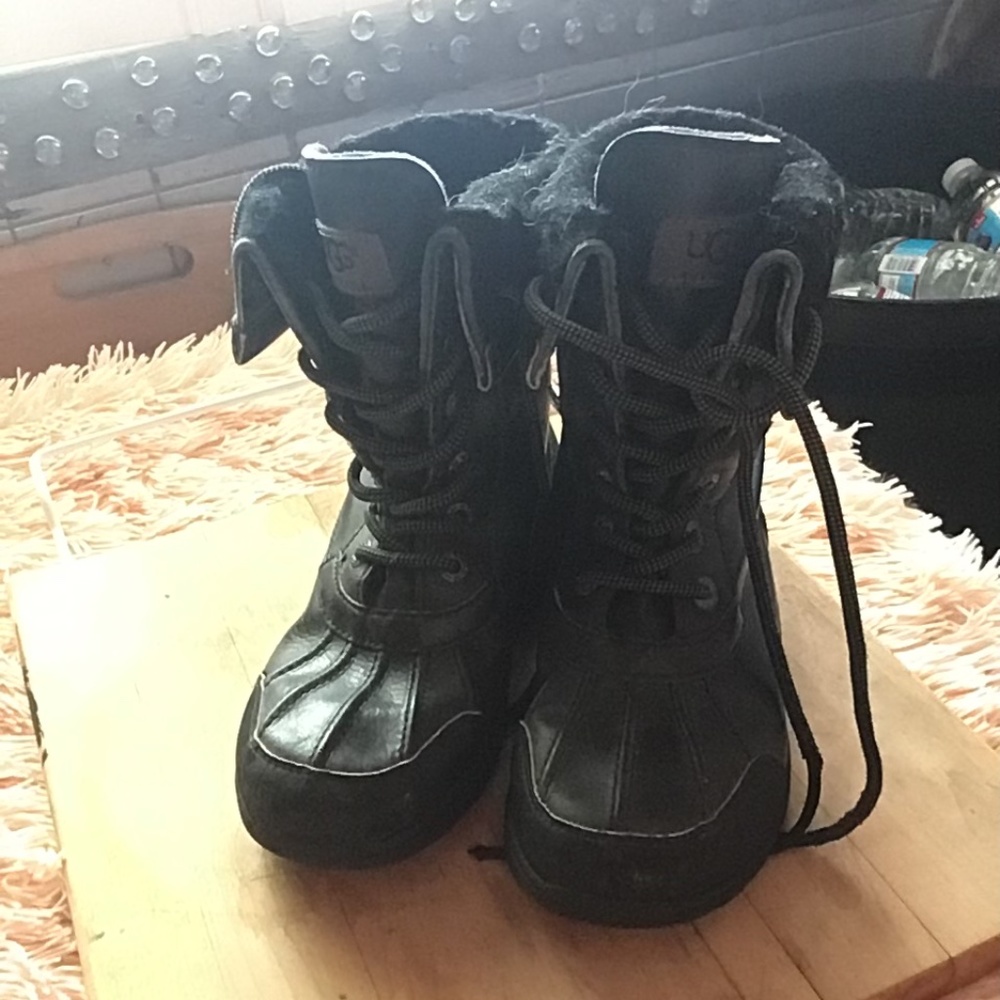 Kids sz 1 uggs